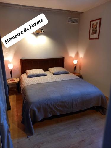 - une chambre dotée d'un grand lit avec des draps bleus et 2 lampes dans l'établissement La Laghetanne, idéalement située entre Nice et Monaco Maison Indépendante Voiture indispensable, à La Trinité