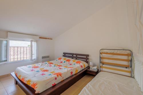 une chambre avec un lit et une fenêtre dans l'établissement Jaso - Maison à 5min de la plage, à Cervione