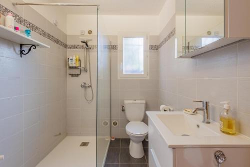 une salle de bain avec une douche, des toilettes et un lavabo dans l'établissement Jaso - Maison à 5min de la plage, à Cervione