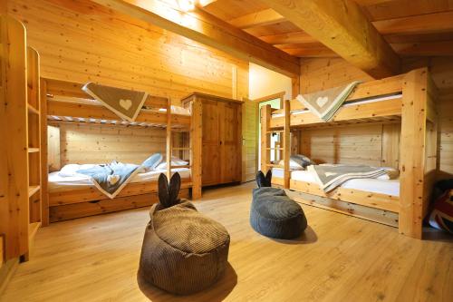 a room with two bunk beds in a log cabin at Les flocons in Crest-Voland