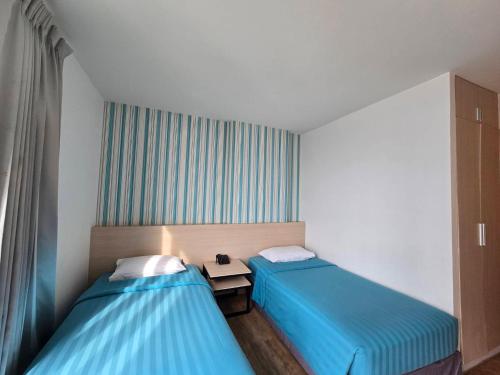Ένα ή περισσότερα κρεβάτια σε δωμάτιο στο D@Sea Hotel