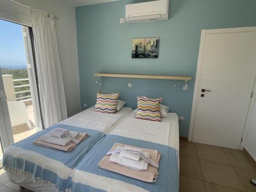 Posteľ alebo postele v izbe v ubytovaní Villa in Finiki with Stunning Sea Views