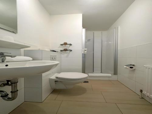 Ένα μπάνιο στο Appartement Serges mit Pool und Sauna in Freyung