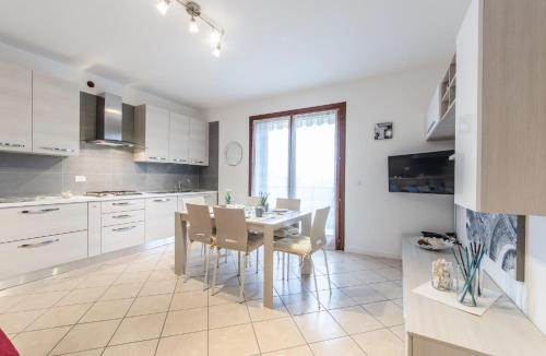 Кухня или мини-кухня в Residence Villaggio dei Fiori con Piscina e Posto Spiaggia Incluso
