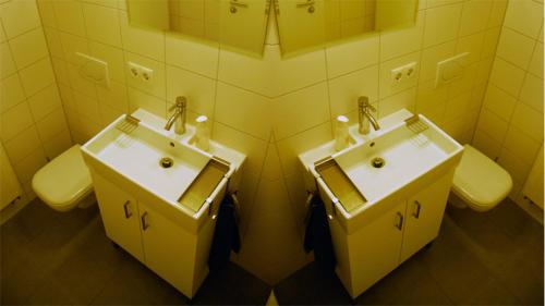 ein Badezimmer mit zwei Waschbecken und zwei Spiegeln in der Unterkunft Appartement Bamberg am Rathaus in Bamberg
