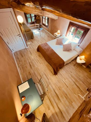 an overhead view of a bedroom with a bed and a table at CASA DEL AGUA - La Rioja in Santa Coloma