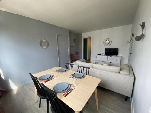 un salon avec une table et un canapé dans l'établissement Appartement pour 8 personnes à Mont-Saint-Aignan - 217, à Mont-Saint-Aignan