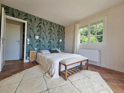une chambre avec un grand lit et une fenêtre dans l'établissement Maison familiale, 8 couchages, cadre exceptionnel, à Deauville