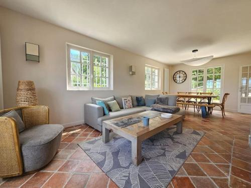 un salon avec un canapé et une table dans l'établissement Maison familiale, 8 couchages, cadre exceptionnel, à Deauville
