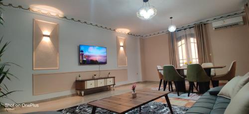 Μια τηλεόραση ή/και κέντρο ψυχαγωγίας στο Bright Cozy Apt For Family Only