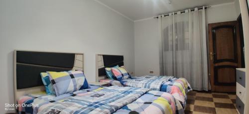 Ένα ή περισσότερα κρεβάτια σε δωμάτιο στο Bright Cozy Apt For Family Only