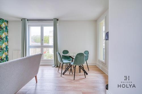 - un salon avec une table et des chaises devant une fenêtre dans l'établissement Le Sanctuaire - À Versailles - 341B, à Versailles