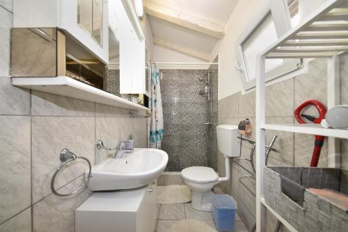 Ένα μπάνιο στο Apartment Okreti 2364