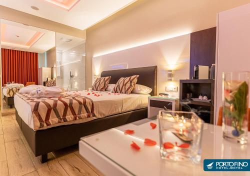 a hotel room with a bed and a table at Motel Portofino in Matosinhos