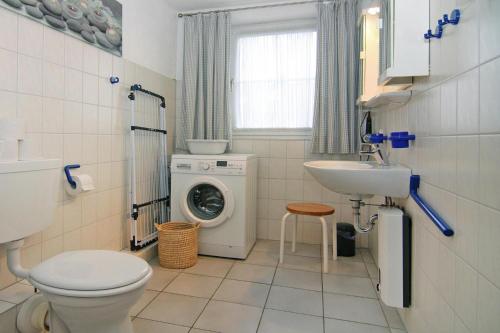 a bathroom with a washing machine and a sink at Ferienresort Wenkendorf in Fehmarn-Wenkendorf in Lemkendorf