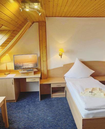 a bedroom with a bed and a desk with a computer at Monteurzimmer Usedom in Usedom Town