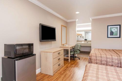 Televisyen dan/atau pusat hiburan di Days Inn by Wyndham San Francisco S/Oyster Point Airport