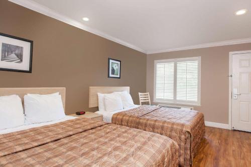 Katil atau katil-katil dalam bilik di Days Inn by Wyndham San Francisco S/Oyster Point Airport