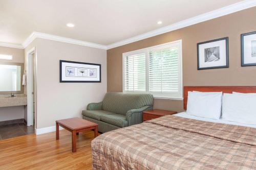 Katil atau katil-katil dalam bilik di Days Inn by Wyndham San Francisco S/Oyster Point Airport