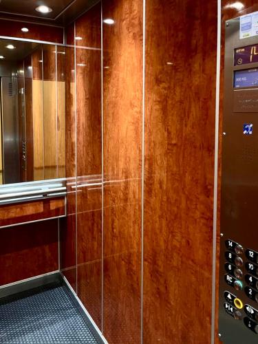 La salle de bains est pourvue d'une douche et d'une paroi en verre. dans l'établissement Apparemment spacieux T5, à Lyon