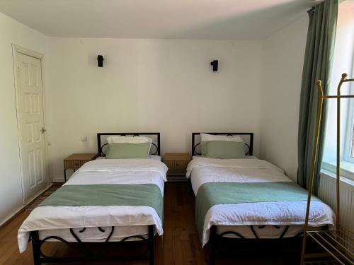 Una cama o camas en una habitación de Kantora19