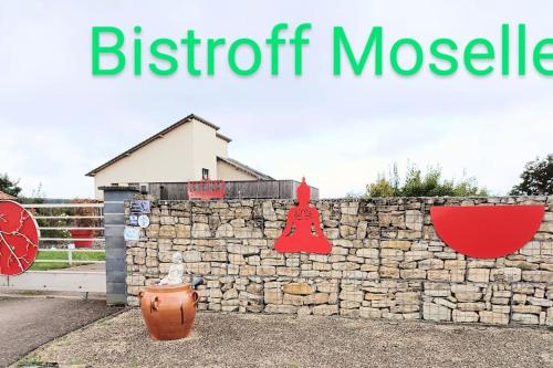 Photo de la galerie de l'établissement Gîte Saint Louis Bischwald Bistroff 6 personnes, à Bistroff