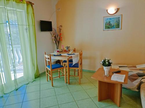 TV a/nebo společenská místnost v ubytování Apartment in Senj with Stunning Sea Views
