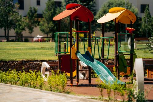 een speeltuin met glijbaan in een park bij Pirin Sense apartment A11 in Bansko