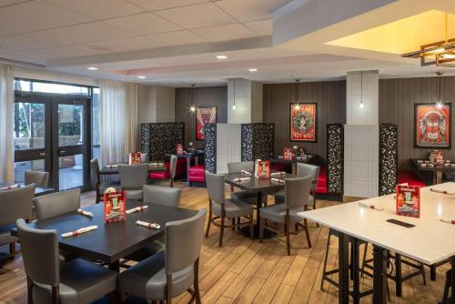 a dining room with tables and chairs in a restaurant at Hilton Garden Inn Los Angeles / Hollywood in Los Angeles