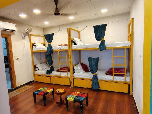 Postel nebo postele na pokoji v ubytování Bedweiser Backpackers Hostel