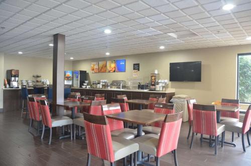 a restaurant with tables and chairs and a bar at Comfort Inn & Suites Maumee - Toledo I80-90 in Maumee