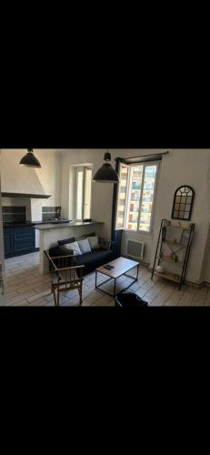 un salon avec un canapé et une table dans l'établissement Bright flat near the beach and Old Port, à Marseille