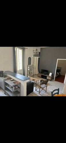 un grand salon avec une table et des chaises dans l'établissement Bright flat near the beach and Old Port, à Marseille