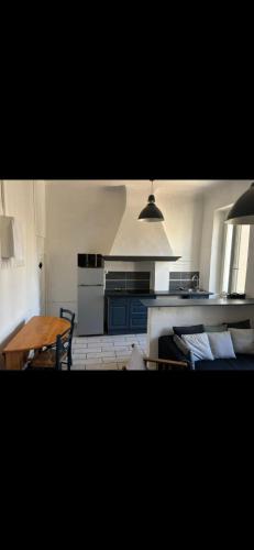 un salon avec une table et une cuisine dans l'établissement Bright flat near the beach and Old Port, à Marseille