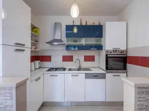 Η κουζίνα ή μικρή κουζίνα στο Modern apartment with balcony and garden
