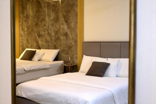 Un pat sau paturi într-o cameră la Kuching City Centre Smart Home Luxury Resort Condo