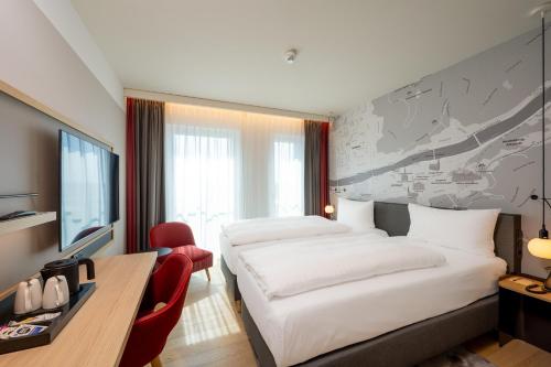 Postel nebo postele na pokoji v ubytování IntercityHotel Heidelberg