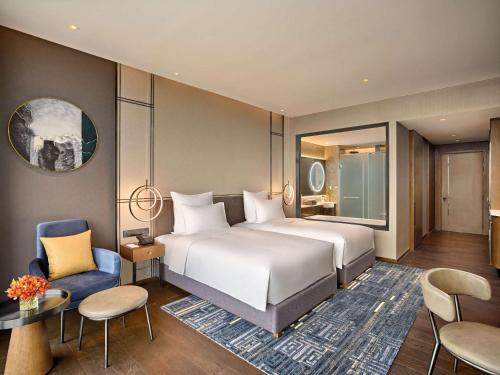 Postel nebo postele na pokoji v ubytování Pullman Hai Phong Grand Hotel