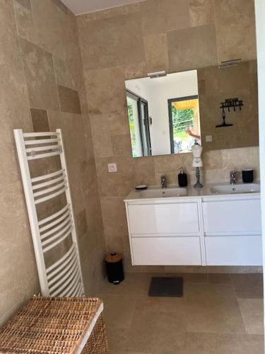 une salle de bain avec un lavabo et un miroir dans l'établissement Un havre de paix au pied du Golf, à Saint-Martin-du-Vieux-Bellême