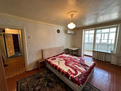una camera da letto con un letto con un piumone a forma di drago sopra di Bayil Apart 1R a Baku