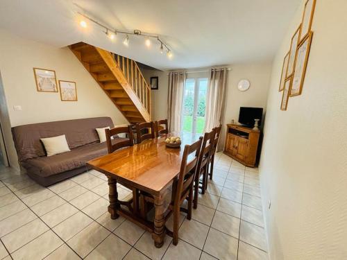 un salon avec une table en bois et un canapé dans l'établissement Gîte le goéland de Cayeux sur mer en baie de Somme, à Cayeux-sur-Mer