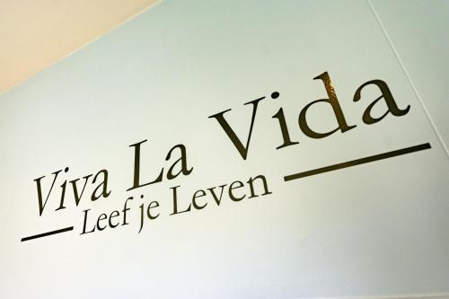 a sign for a vida la vicia letitia layer at Vrijbuiter - Ecohuisjes Terschelling in Midsland