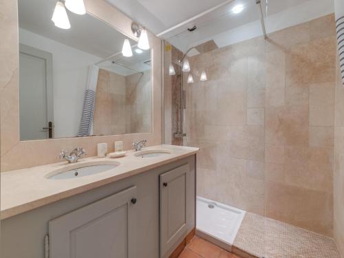 Koupelna v ubytování Apartment in La Motte near Golf Course