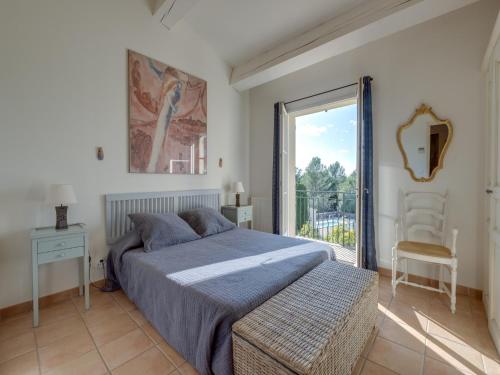 une chambre avec un lit et une grande fenêtre dans l'établissement Apartment in La Motte near Golf Course, à La Motte