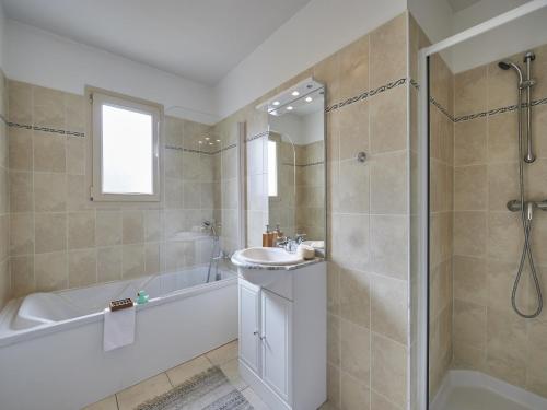 LanzacにあるVilla in Lanzac with Private Gardenの浴槽、洗面台、シャワーを備えたバスルーム