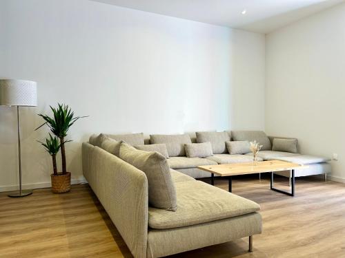 un salon avec un canapé et une table dans l'établissement Charmant quadruplex au cœur de la Vallée, à La Broque