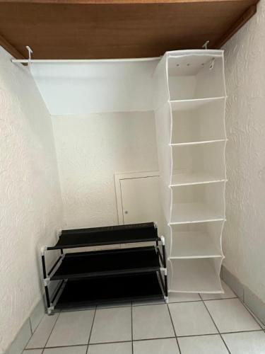 a empty closet with a bench in a room at Chalet Pitu - 1-6 People in Vénosc