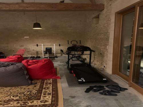 un salon avec deux lits et une chambre avec des chaussures dans l'établissement Manor in Normandy with Spa and Pool, à Lantheuil