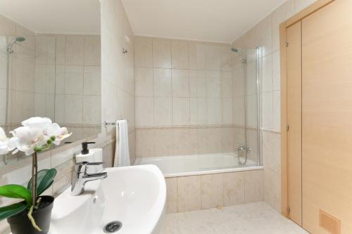 a bathroom with a sink and a bath tub at Viera 1 in Santa Cruz de Tenerife