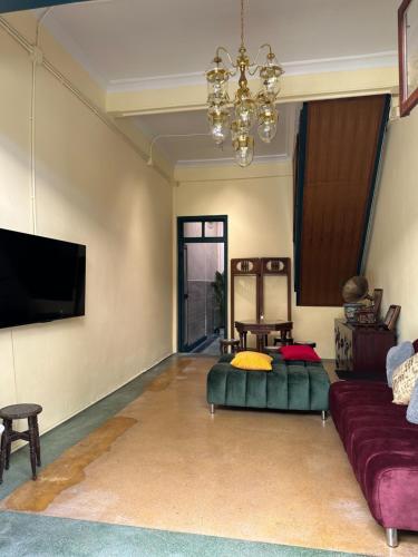 TV a/nebo společenská místnost v ubytování The Courtesan at Yaowarat, townhome 80 Sqm